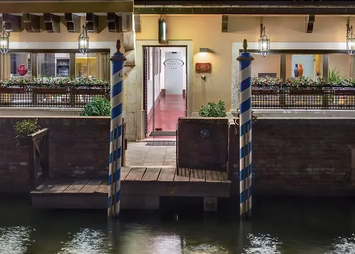 美国迪内森酒店 酒店